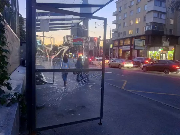 Фото к материалу: Ростовчане пожаловались на разбитую остановку на Текучева