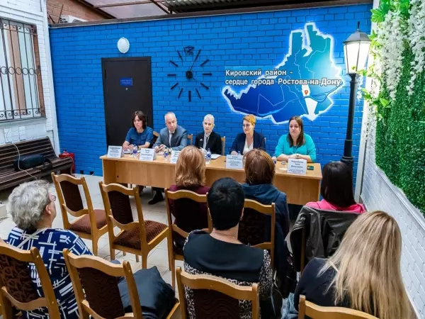Фото к материалу: Актуальные меры социальной поддержки обсудили в ходе встречи информационной группы с жителями города