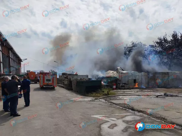 Фото к материалу: В центре Батайска разгорелся крупный пожар