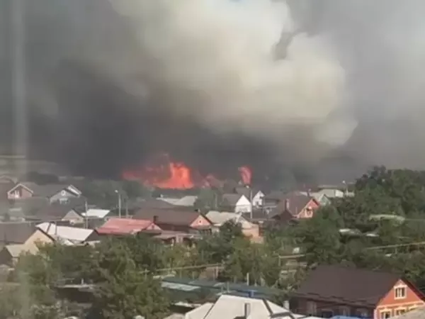 Фото к материалу: На огромной площади в селе под Ростовом горит камыш