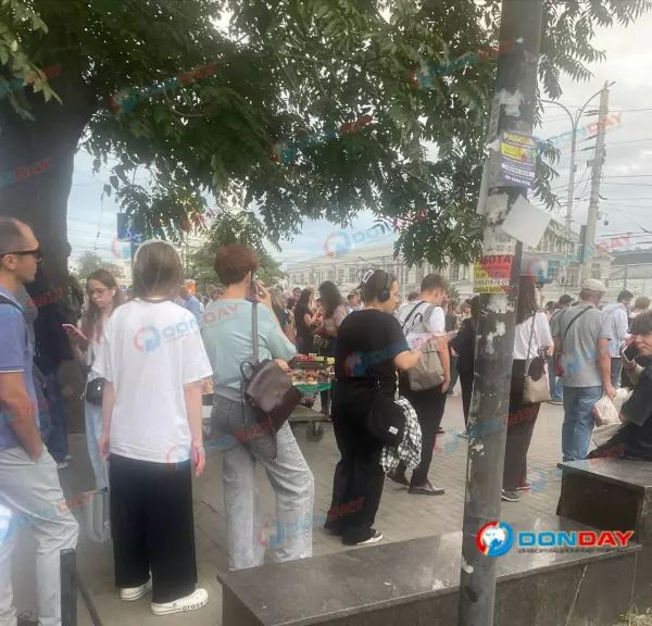 Фото к материалу: Сотни ростовчан в вечерний час пик стоят в гигантских очередях на автобус