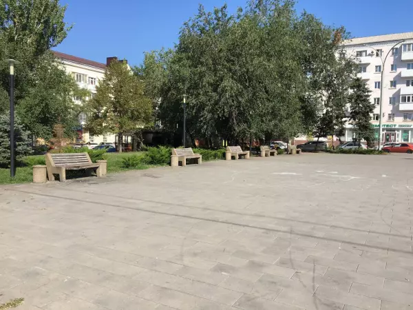 Фото к материалу: Ростовчане пожаловались на отсутствие фонарей на площади Ленина