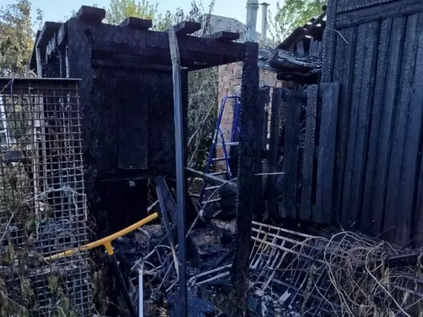 Фото к материалу: В Шахтах дотла сгорел частный дом