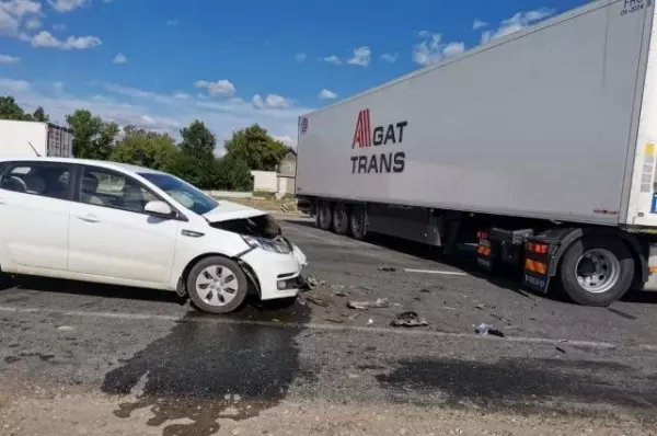 Фото к материалу: В жестком ДТП под Ростовом пострадала водитель иномарки