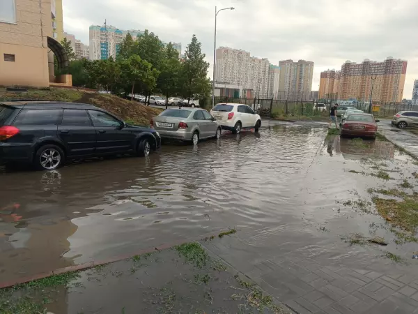 Фото к материалу: В Ростове затопило двор на Еременко после сильного дождя
