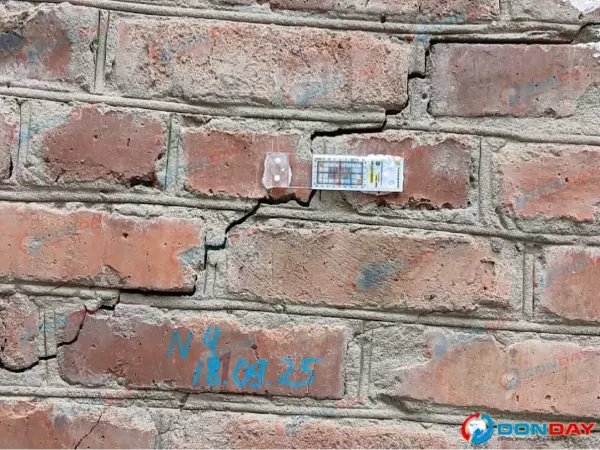 Фото к материалу: В Ростове на аварийном доме на Щаденко установили маячки
