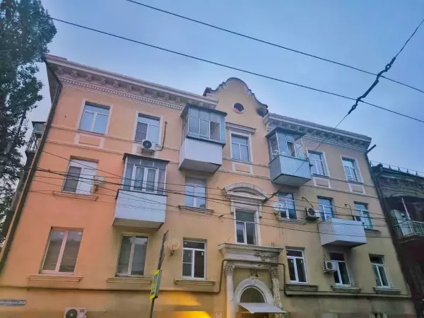 Фото к материалу: В Ростове после атаки БПЛА крышу дома на Московской отремонтируют до конца октября