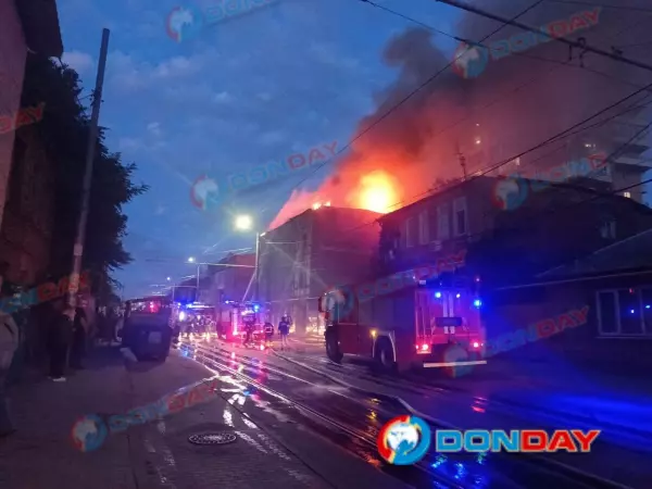 Фото к материалу: В Ростове на Станиславского горит трехэтажный дом