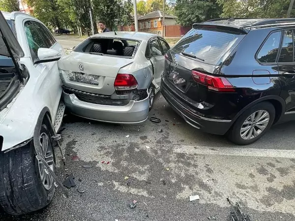 Фото к материалу: В Ставрополе в массовом ДТП с четырьмя машинами пострадала пассажирка