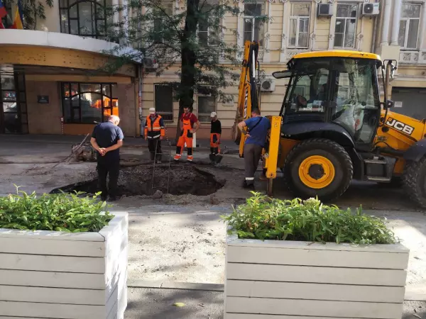 Фото к материалу: На Суворова в Ростове образовался «портал в подземелье» из-за провалившегося крана