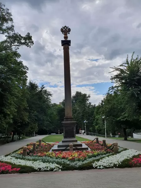 Фото к материалу: Старейшему ростовскому памятнику, Александровской колонне, обрушение не угрожает