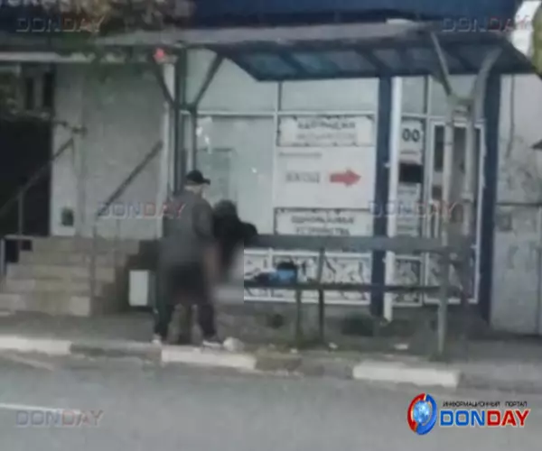 Фото к материалу: В центре Шахт пара занялась любовными утехами на людях