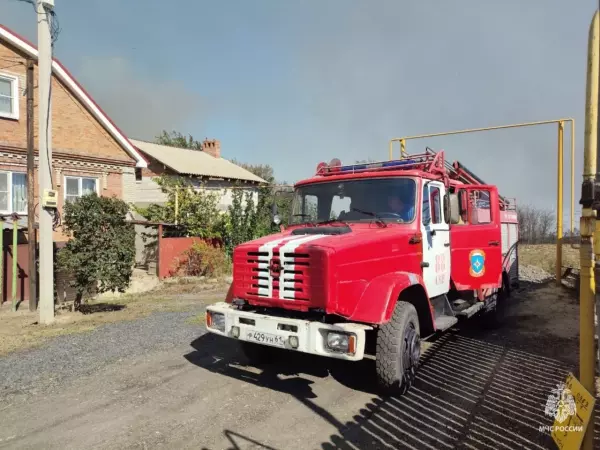 Фото к материалу: Из-за ландшафтного пожара на окраине Кулешовки сгорела баня