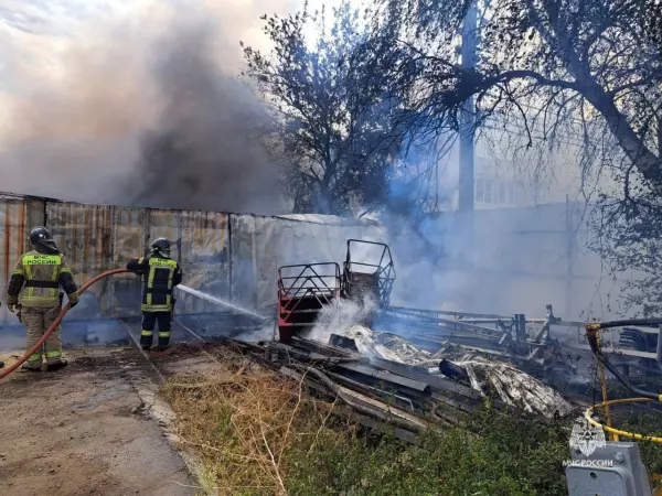 Фото к материалу: Крупный пожар в центре Батайска потушили