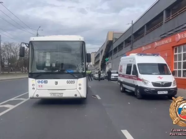 Фото к материалу: У ж/д вокзала Ростова автобус насмерть сбил пешехода