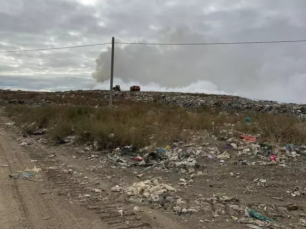 Фото к материалу: В Каменске-Шахтинском тушат крупный пожар