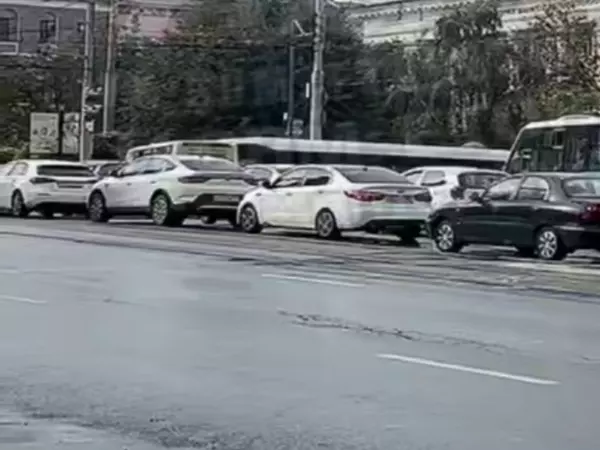 Фото к материалу: В Ростове из-за отключения света в центре города не работают светофоры
