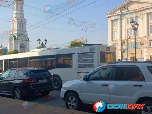 Фото к материалу: Сломавшийся автобус парализовал движение на Центральном рынке в Ростове