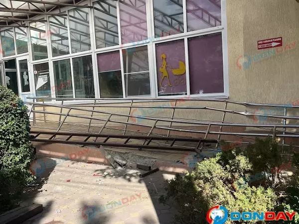Фото к материалу: В Батайске автомобиль врезался в здание детской поликлиники