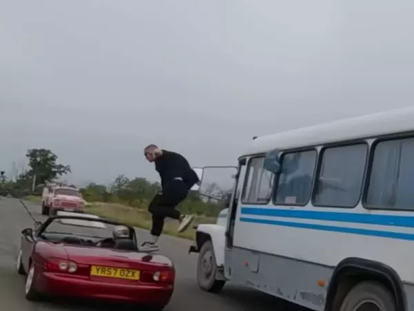 Фото к материалу: Ростовский каскадер выпрыгнул из автобуса на ходу и приземлился в кабриолет