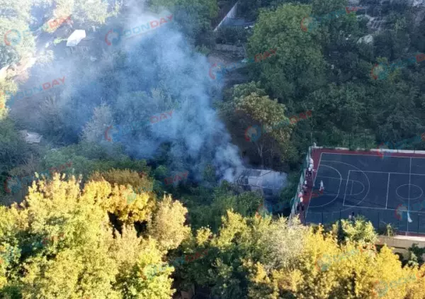 Фото к материалу: После взрыва загорелась постройка на Извилистой в Ростове