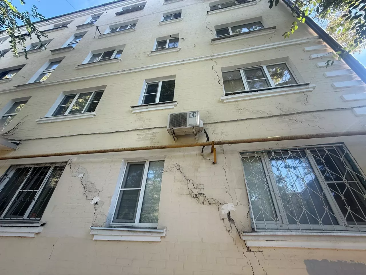 Эвакуация жильцов дома на Ивановского в Ростове из-за трещины: хронология событий