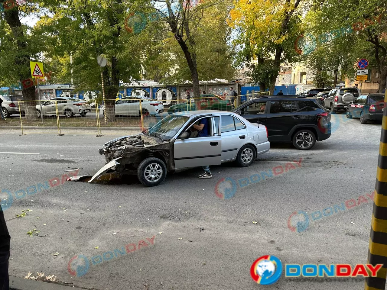В Ростове на Мечникова легковушку смяло после аврарии