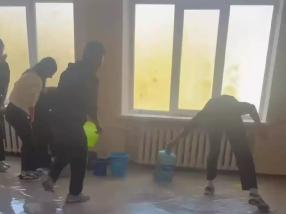 В Ростове в гимназии №46 прорвало трубу