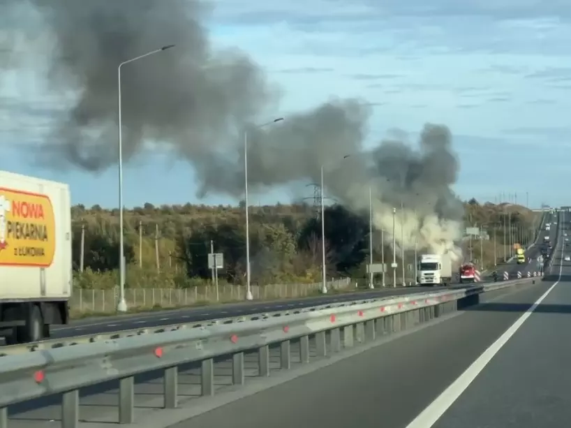 Грузовое авто сгорело дотла на трассе М-4 в Ростовской области