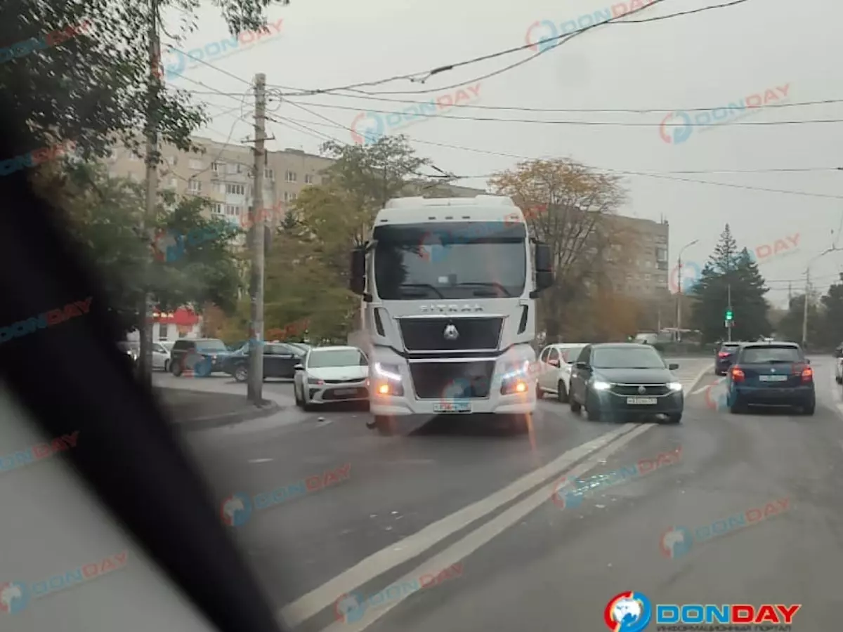 В Ростове в микрорайоне Каменка произошло ДТП с фурой