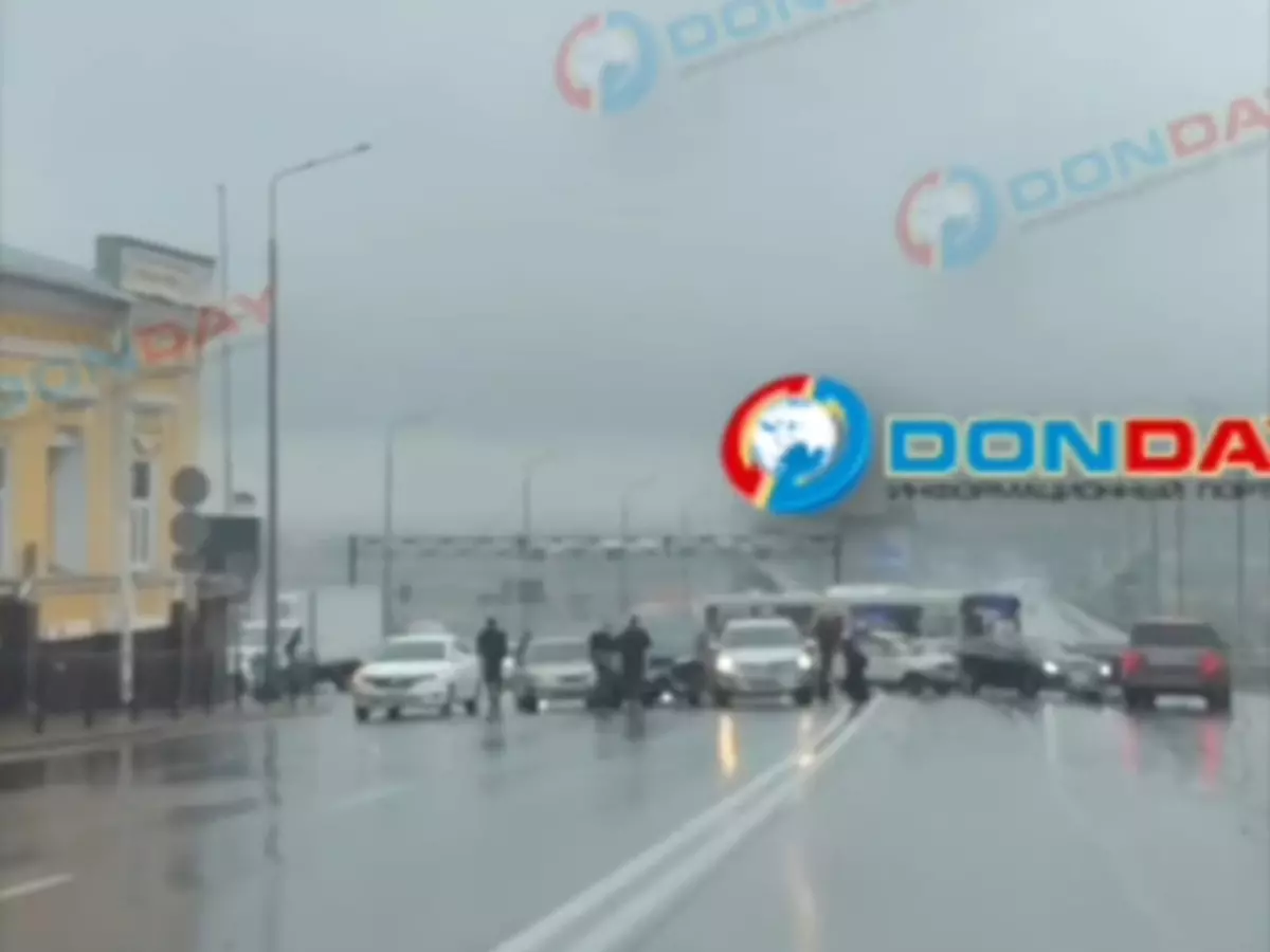 Массовое ДТП парализовало движение по Ворошиловскому мосту в Ростове