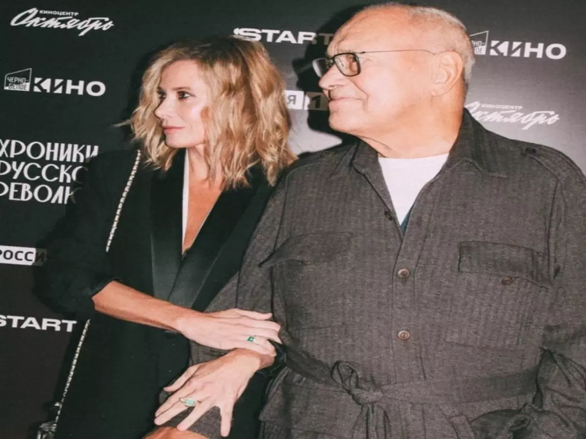 Девочка и дедушка: Юлия Высоцкая пришла на премьеру сериала Андрея Кончаловского