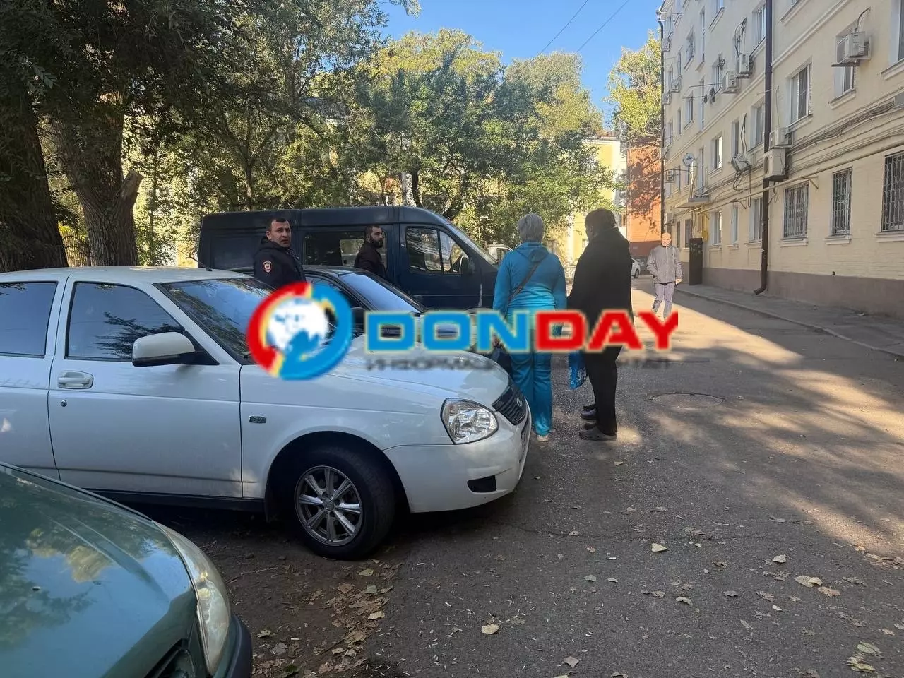 Жильцы дома с трещиной на Ивановского в Ростове приехали забрать свои вещи