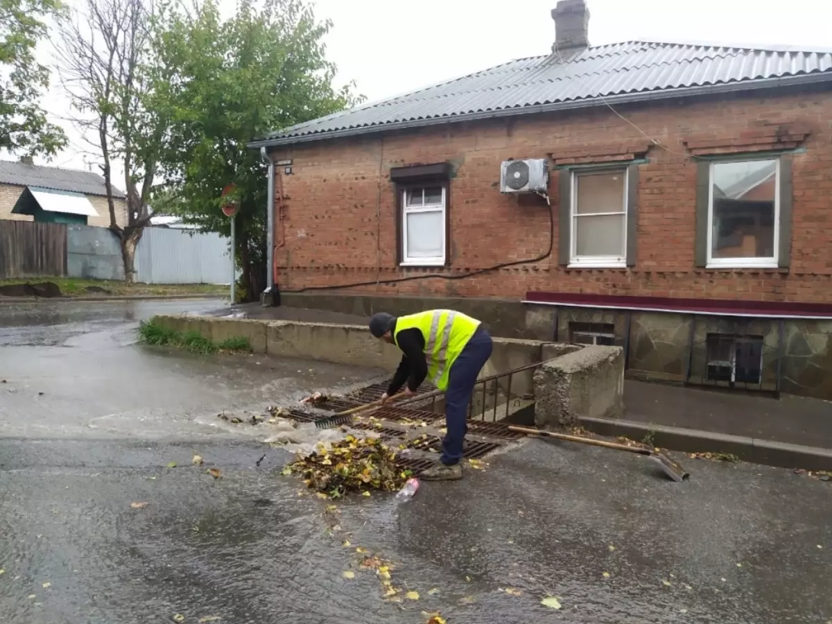 В Ростове коммунальщики провели работу по расчистке ливневок