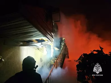 В Дагомысе пламя с частных домов перекинулось на автомобили