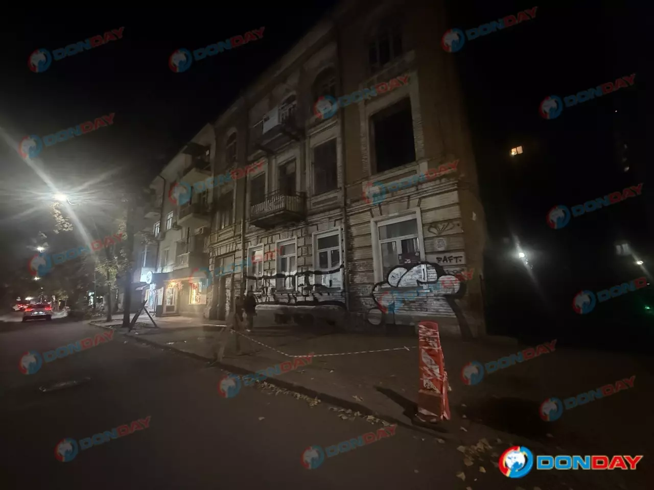 Сигнальной лентой огородили доходный дом Е.Н. Севастопуло в Ростове