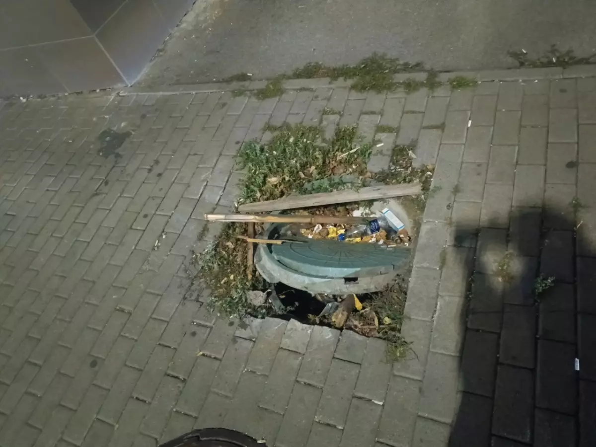 В центре Ростова канализационный люк превратился в общественную урну