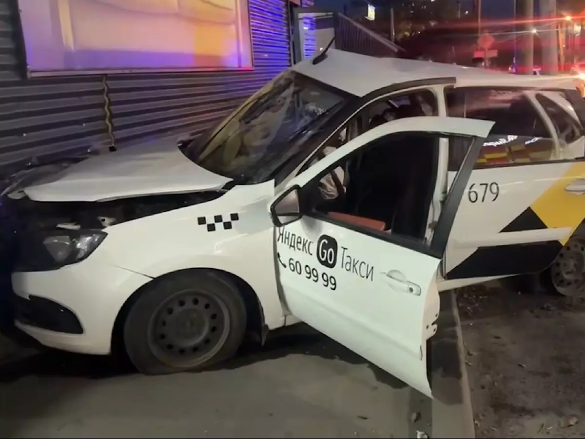 В Таганроге в ДТП с такси пострадали два человека