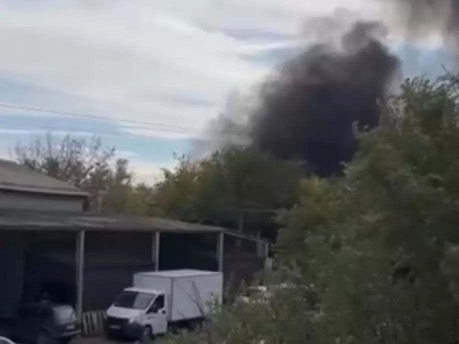 В сети появились кадры крупного пожара на складе в Ростове