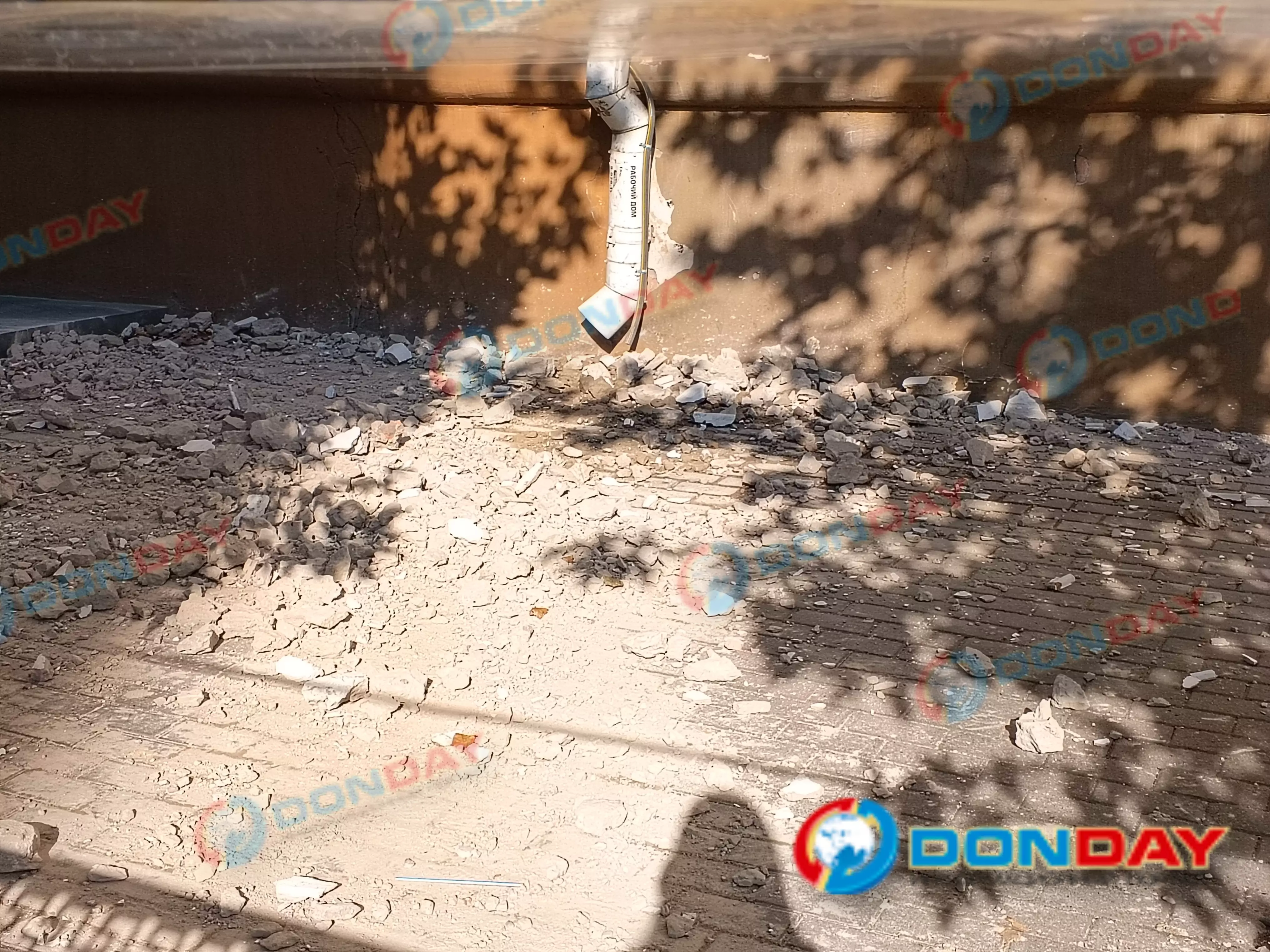 В Ростове обрушилась часть фасада здания на Ворошиловском