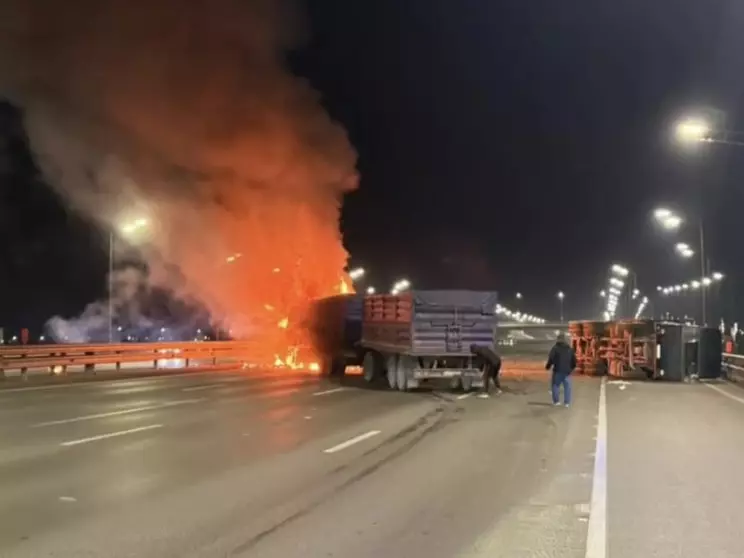Под Батайском ночью столкнулись две фуры, одна загорелась