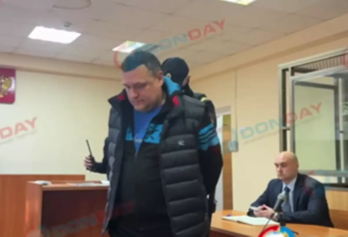 Замначальника ГУ МЧС по Ростовской области привезли в суд в наручниках