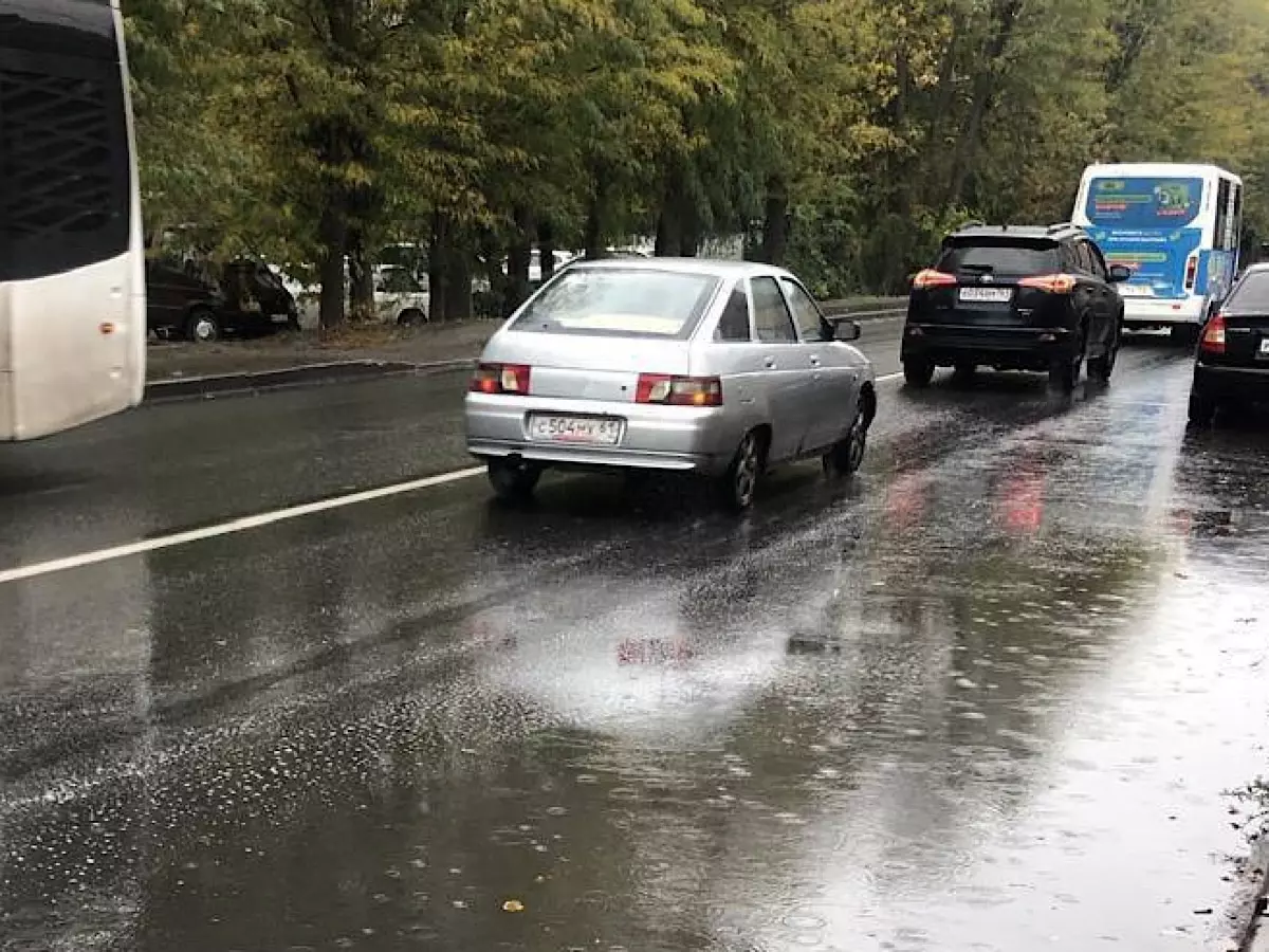 В Ростове на Западном пенсионерка попала под колеса автомобиля