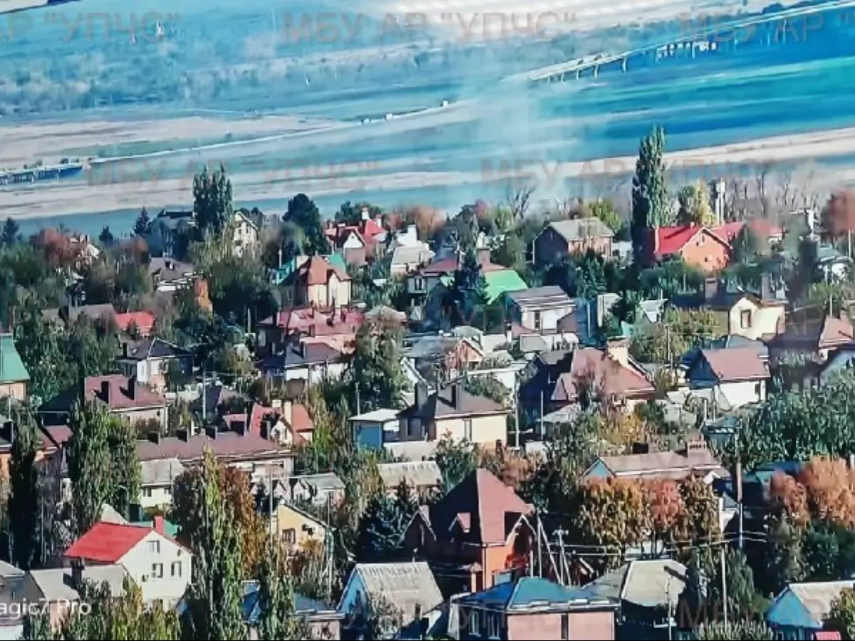 В Ростовской области загорелась хозпостройка на площади 25 квадратных метров