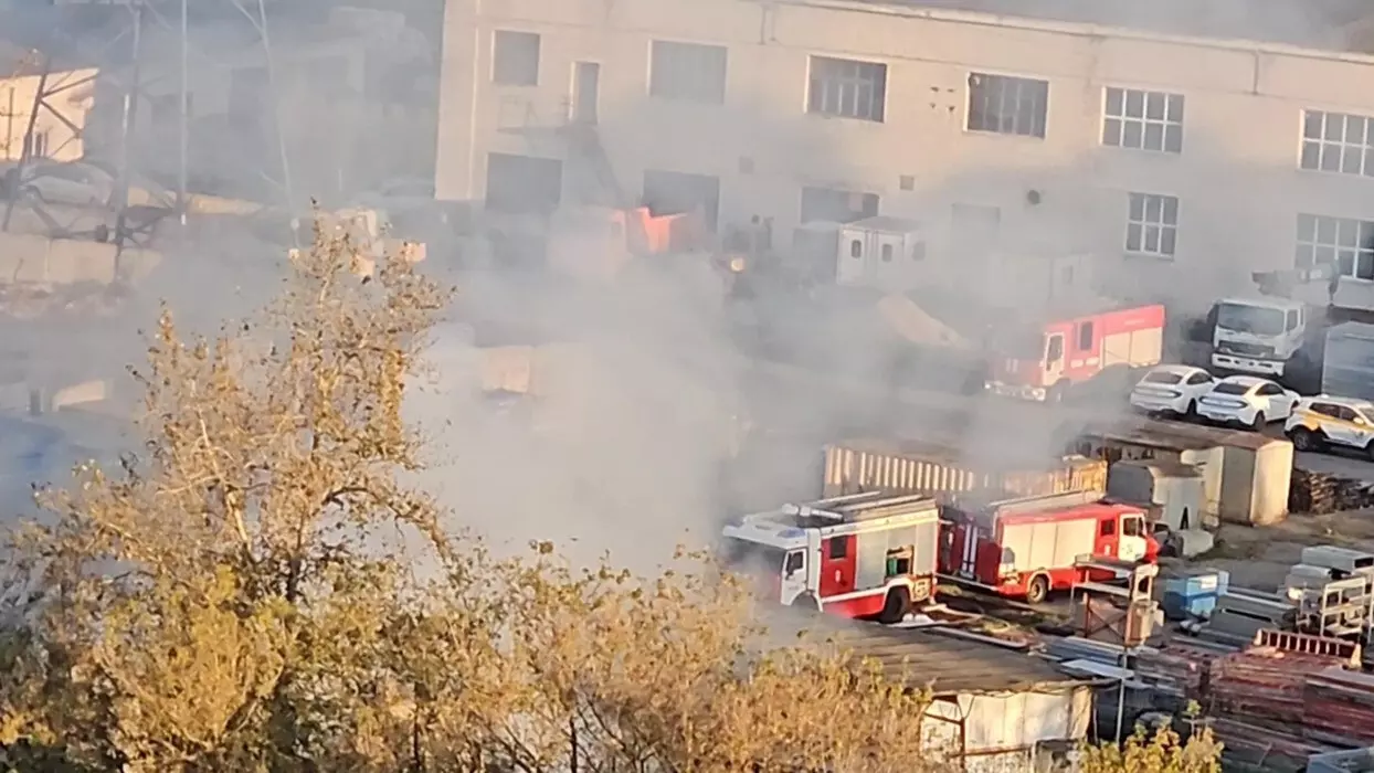 В Аксае на большой площади полыхал склад с автозапчастями