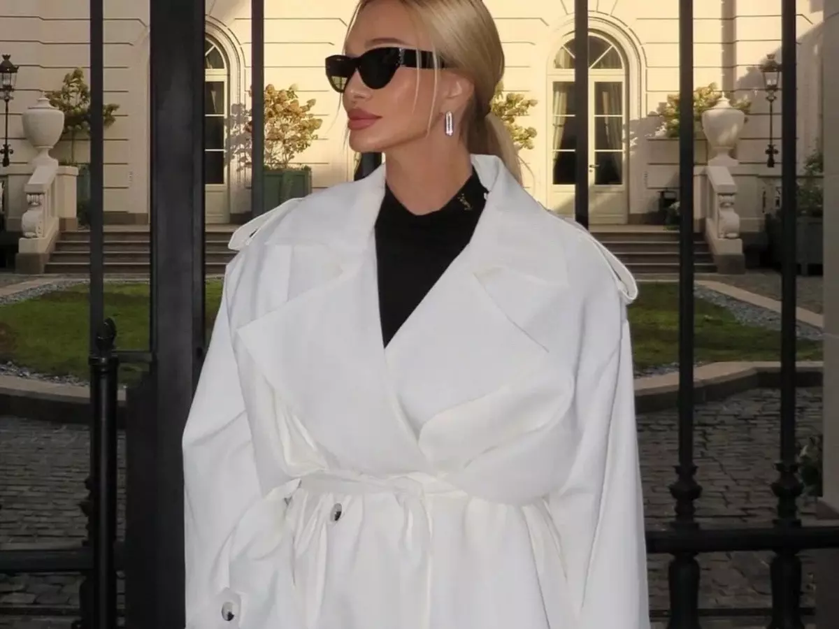 Виктория Лопырева устроила фотосессию в строгом образе