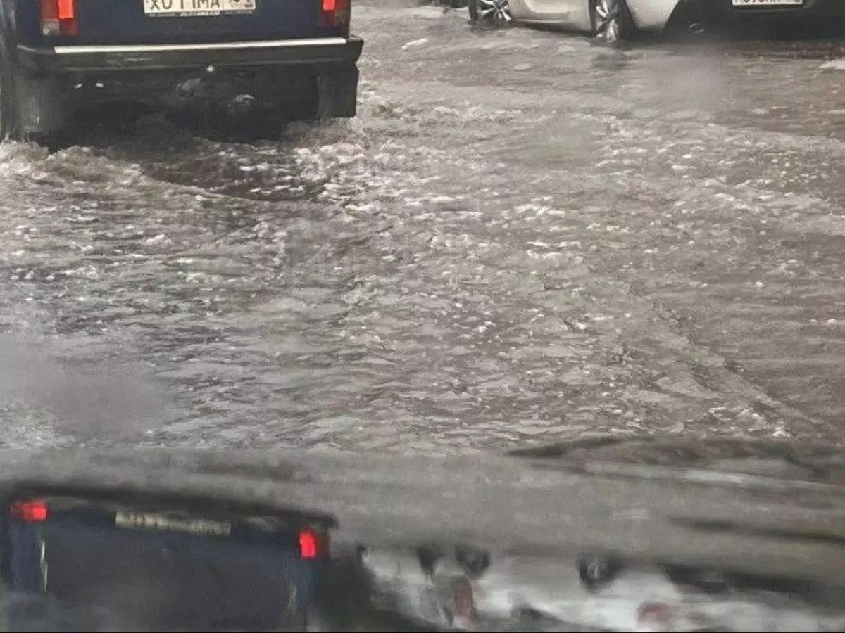 Под воду из-за дождя ушли главные автомагистрали Ростова