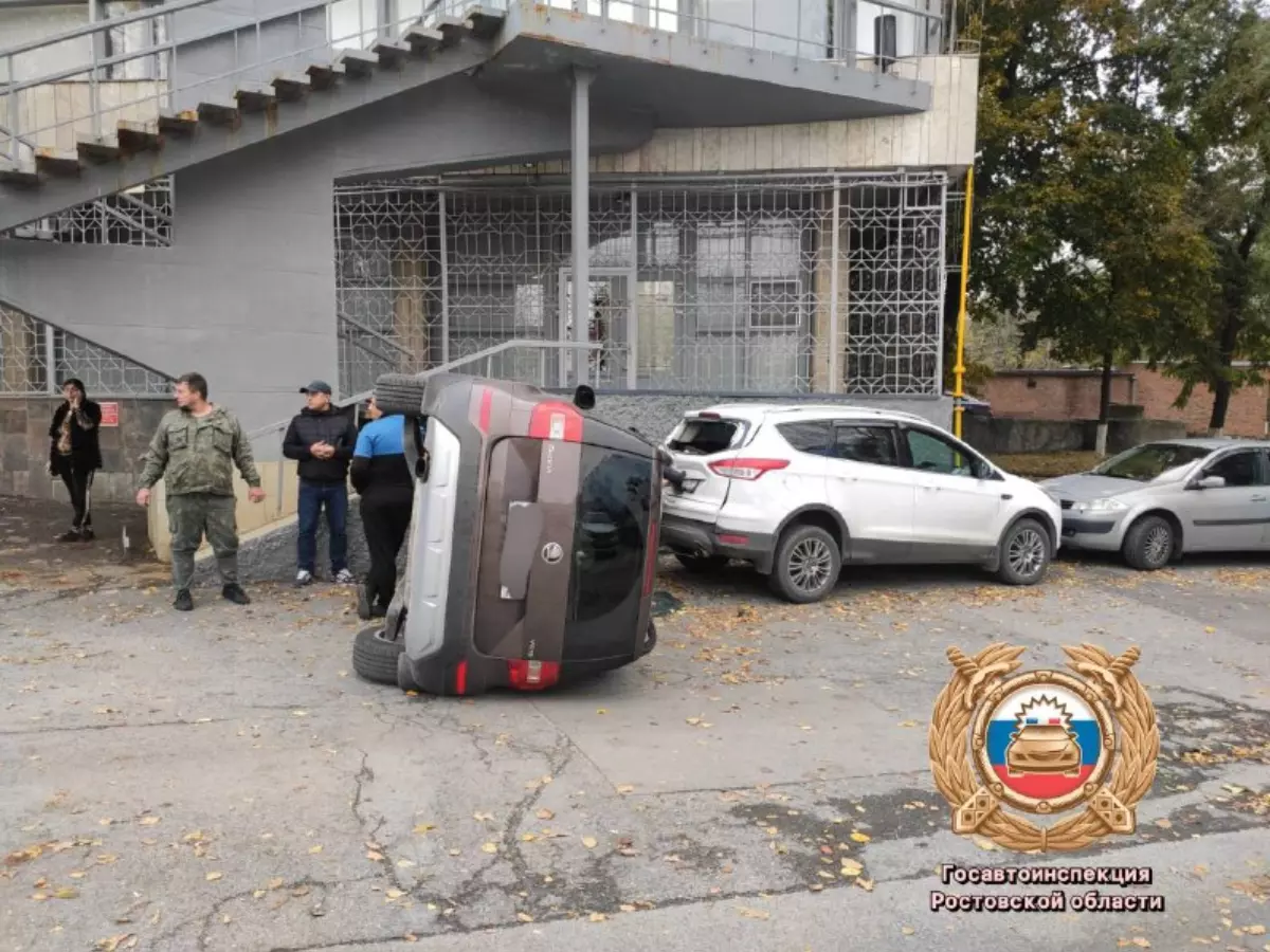 В Ростове водитель пострадал в ДТП с перевернувшимся авто