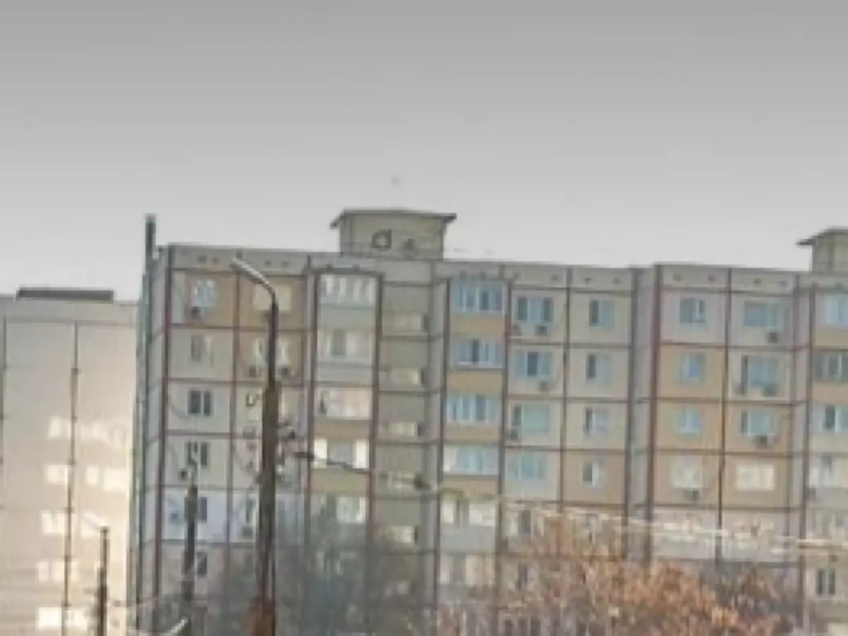 В Ростове из многоэтажки  на Военведе девушка выпала из окна