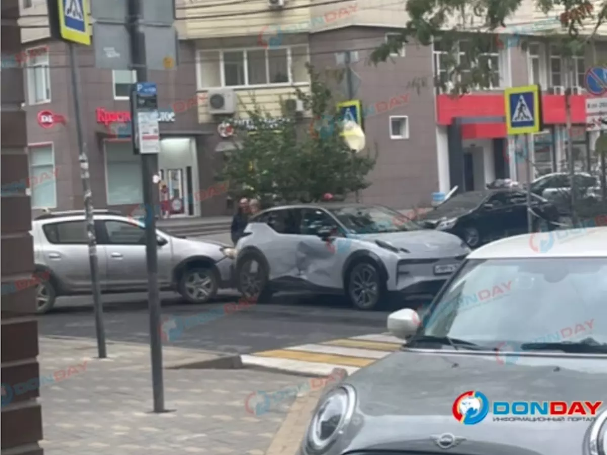 В Ростова на Журавлева столкнулись два автомобиля